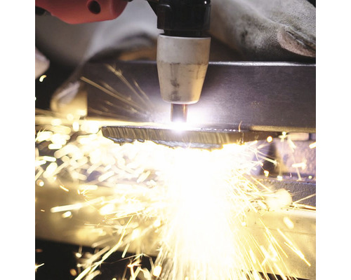 Plazmová řezačka řeže kov s jiskrami