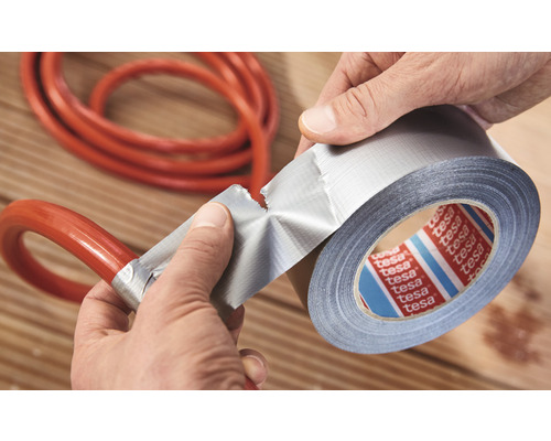 K opravě hadice se používá role textilní lepicí pásky Tesa.