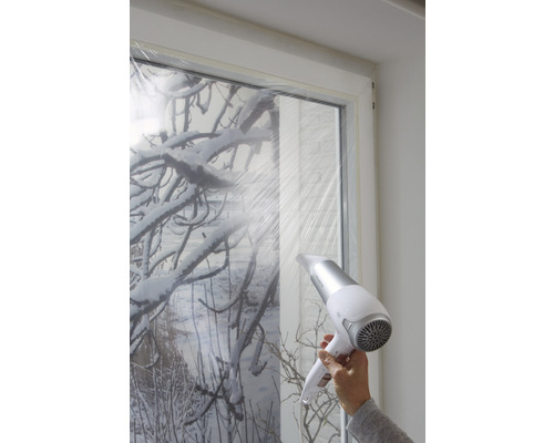 Okna s fólií a fénem pro izolaci