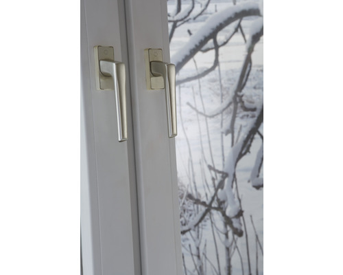 Zavřené okno se dvěma okenními klikami