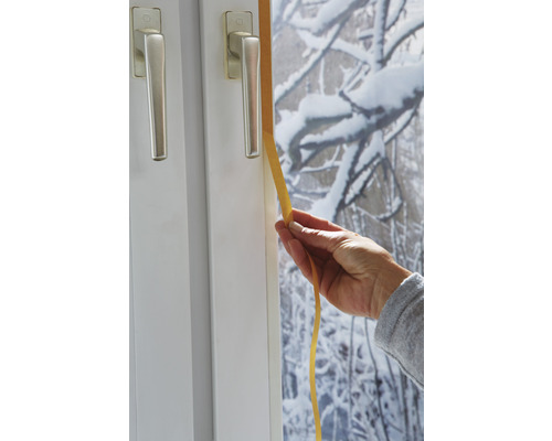 Utěsnění okna těsnicí páskou na okně