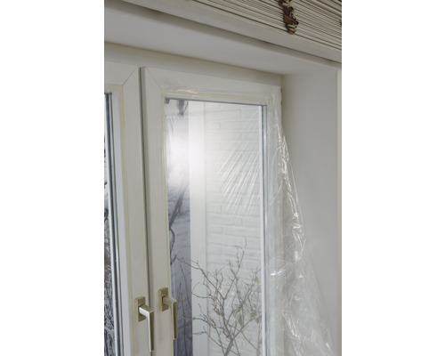 Okna s ochrannou fólií během renovace