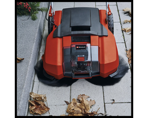 Zametač Einhell čistí listí na dlažebních kostkách