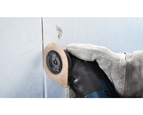 Oscilační nástroj při odstraňování lepidla na obklady