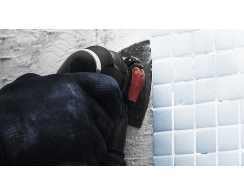 Multifunkční nástroj používaný k odstraňování dlaždic