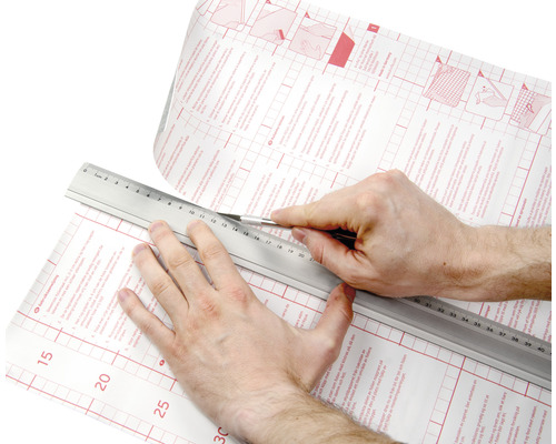 Řezání samolepicí fólie nožem a pravítkem