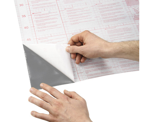 Osoba stahuje ochrannou fólii ze samolepicí fólie