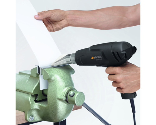 Horkovzdušná pistole při ohřevu obrobku ve svěráku