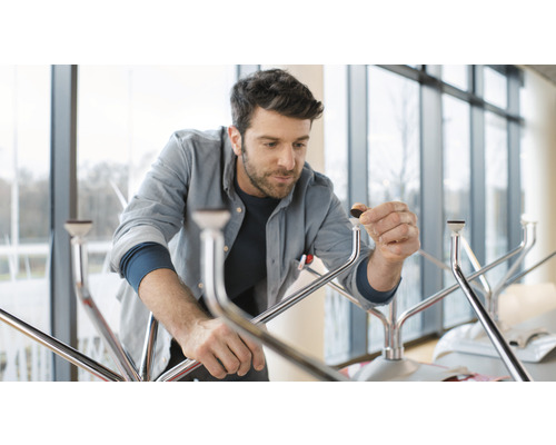 Muž montuje židli s ochranou podlahy