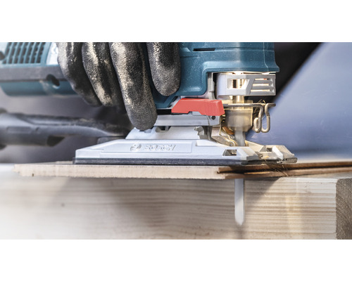 Přímočará pila Bosch v provozu při řezání dřeva