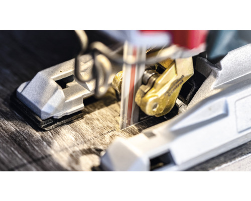 Detailní pohled na přímočarou pilu při řezání dřeva