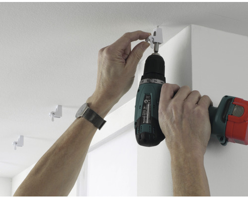 Montáž záclonové lišty pomocí akumulátorového šroubováku ke stropu.