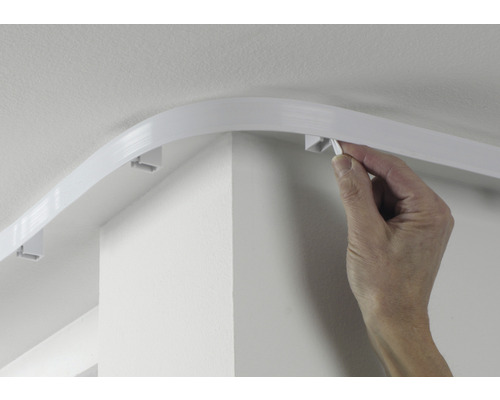 Detail montáže stropní kolejnice na závěsy