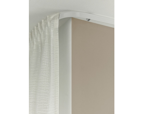 Záclonová tyč na stropě se záclonou