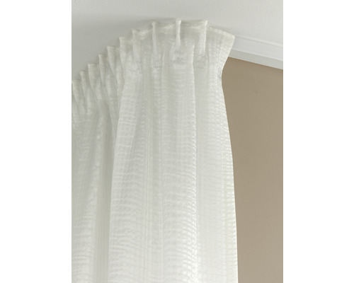 Bílá záclona se stahovací páskou.