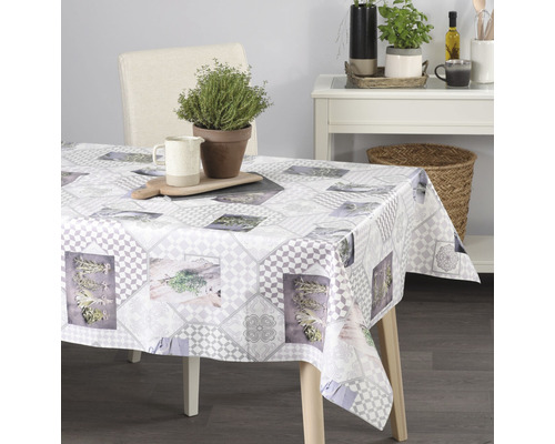 Jídelní stůl s šedým vzorovaným ubrusem, bylinkový vzor