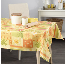 Stůl se žlutým ubrusem s květinovým vzorem