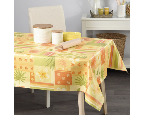 Stůl se žlutým ubrusem s květinovým vzorem