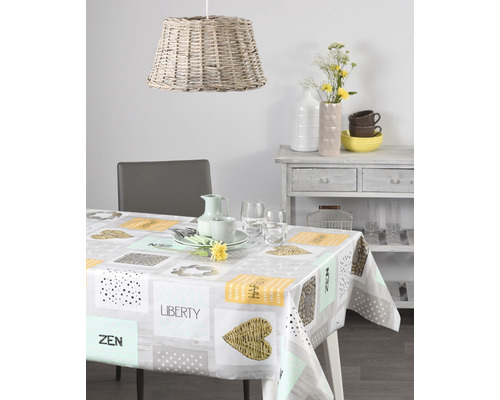 Jídelní stůl s potaženým ubrusem s geometrickými a tematickými vzory