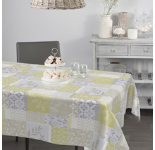 Stolní scéna s obdélníkovým ubrusem v patchworkovém designu na jídelním stole