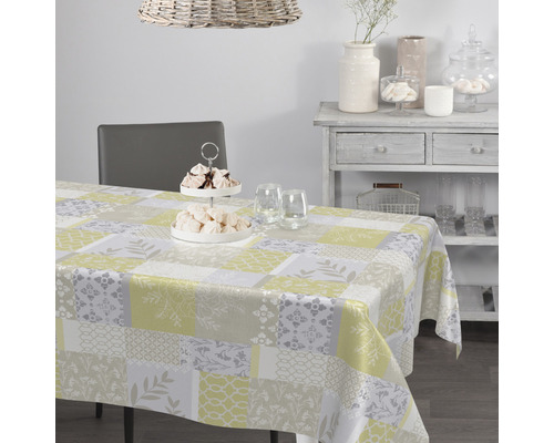 Stolní scéna s obdélníkovým ubrusem v patchworkovém designu na jídelním stole