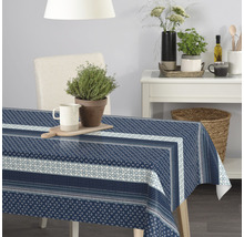 Stolní scéna s modrým vzorovaným ubrusem na jídelním stole