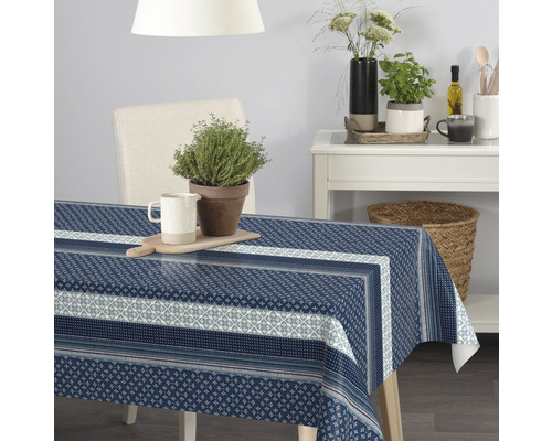 Stolní scéna s modrým vzorovaným ubrusem na jídelním stole