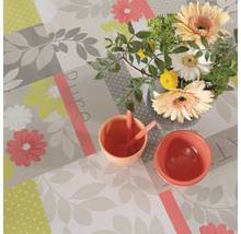 Ubrus s květinovým vzorem, váza a misky