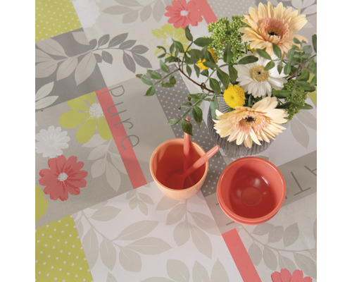 Ubrus s květinovým vzorem, váza a misky