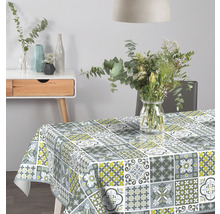 Stůl s patchworkovým ubrusem v jídelně