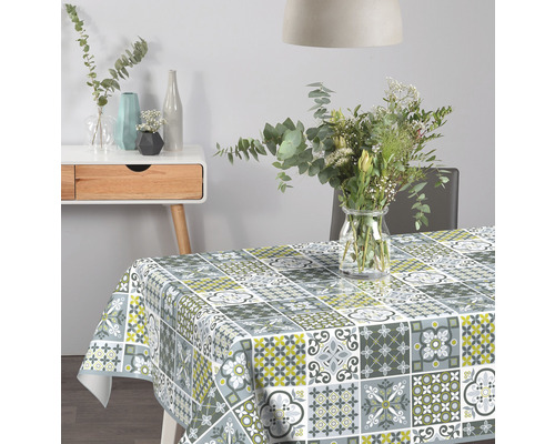 Stůl s patchworkovým ubrusem v jídelně