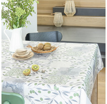 Prostřený stůl s ubrusem s olivovým vzorem, nádobím a dekorací