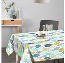 Stůl s vzorovaným ubrusem a nádobím