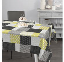 Stůl s patchworkovým ubrusem s geometrickými vzory
