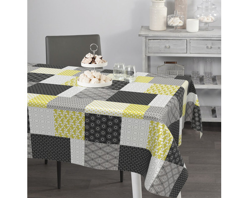 Stůl s patchworkovým ubrusem s geometrickými vzory