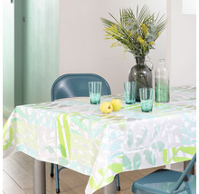 Jídelní stůl s ubrusem s motivem listů, sklenicemi a jablky