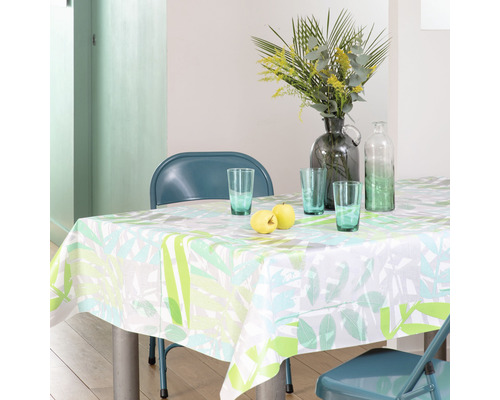 Jídelní stůl s ubrusem s motivem listů, sklenicemi a jablky