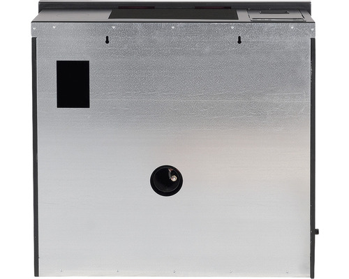 Pohled zezadu na sporák s přípojkami pro odtah vzduchu a elektřinu