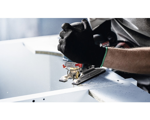 Osoba řeže obrobek přímočarou pilou. Logo Bosch.