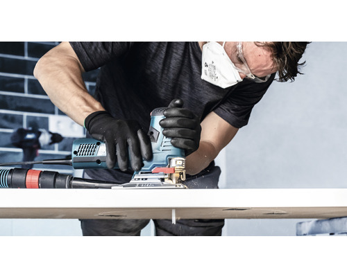 Muž pracuje s přímočarou pilou na obrobku