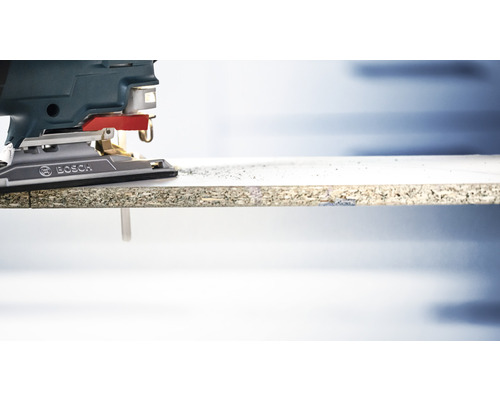 Přímočará pila při řezání dřevěné desky