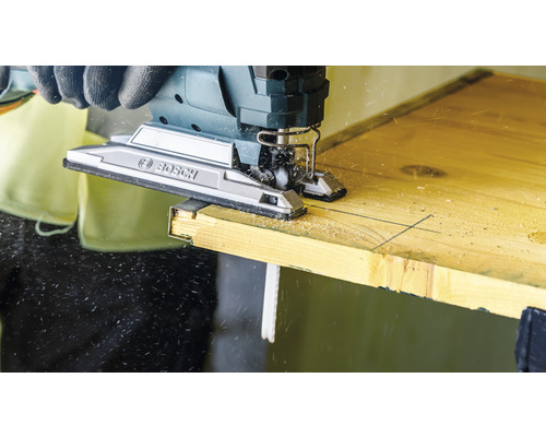 Přímočará pila Bosch řeže dřevo