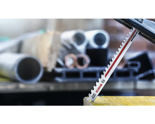 Logo Bosch. Pilový list přímočaré pily řeže dřevo.