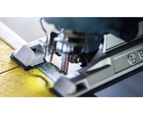 Detailní záběr na přímočarou pilu řezající dřevo s logem Bosch