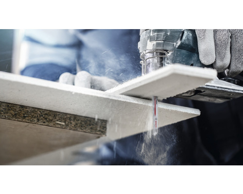 Řezání dřevotřískové desky přímočarou pilou