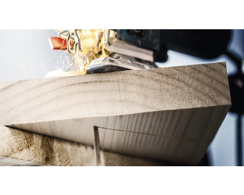 Přímočará pila při řezání dřeva