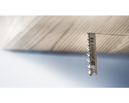 Přímočará pila řeže dřevo