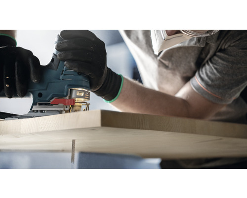 Přímočará pila se používá k řezání kusu dřeva.