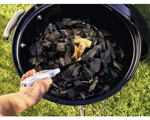 Zapalování dřevěného uhlí v grilu zapalovačem