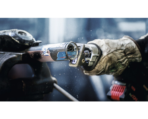 Trubka upnutá ve svěráku je řezána mečovou pilou